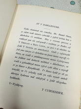 Load image into Gallery viewer, Cyfrol ‘Y Siswrn’ gan Daniel Owen, trydydd argraffiad o 1937 / Third edition of ‘Y Siswrn’ volume by Daniel Owen from 1937
