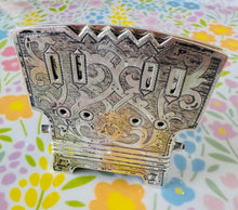 Load image into Gallery viewer, Gorsedd Halen Arian Rwsiaidd o'r 19eg Ganrif, wedi'i hysgythru â llaw mewn arddull Pan Slavic / 19 Century Russian Gilt Silver Salt Throne, hand engraved in Pan Slavic style
