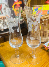 Load image into Gallery viewer, Pâr o wydrau flute Vintage wedi eu ysgythru â llaw / Pair of Vintage hand etched flutes
