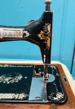 Load image into Gallery viewer, Peiriant gwnio Singer Hynafol o ddechrau’r 20fed Ganrif / Antique Singer sewing machine from the beginning of the 20th Century
