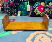 Load image into Gallery viewer, Silff lyfrau derw Arts &amp; Craft bychan / Small oak Arts &amp; Craft book shelf
