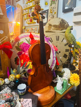 Load image into Gallery viewer, Golau unigryw allan o hen ffidil ar waelod pren sydd wedi ei wneud â llaw / Unique light made out of an old fiddle on a handmade wooden base
