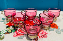 Load image into Gallery viewer, Set o 6 gwydr coffi cranberry Eidalaidd Lubiana o'r 1970au gyda handlen fetel / Set of 6 Vintage 1970s Lubiana Italian cranberry coffee glasses with metal handle
