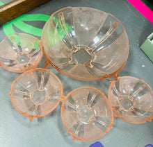 Load image into Gallery viewer, Set o 4 bowlen fach ac un bowlen gweini gwydr rhuddliw Art Deco / Art Deco set of 4 rose glass small bowls and a serving bowl
