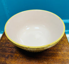 Load image into Gallery viewer, Bowlen gymysgu fechan Vintage gyda thu mewn pinc / Small Vintage mixing bowl with pink inside
