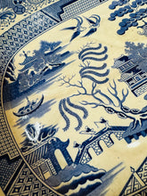 Load image into Gallery viewer, Plat gweini cig Willow Pattern glas a Gwyn mawr Hynafol a phrin gyda powlen i ddal y greifi  / Large Rare Antique blue and white Willow Pattern meat serving plate with gravy well
