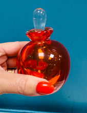 Load image into Gallery viewer, Potel persawr gwydr crwn oren trwm wedi ei chwthu â llaw gyda stopper o ganol y ganrif ddiwethaf / Mid Century hand blown heavy orange round glass perfume bottle
