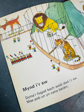 Load image into Gallery viewer, Llyfr plant ‘Gyda’r Anifeiliaid’ Vintage o 1976 / Vintage ‘Gyda’r Anifeiliaid’ children’s book from 1976
