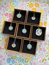 Load image into Gallery viewer, Mwclis unigryw ‘Werth y Byd’ seramig ac arian gan Tlysau / Unique seramic and silver ‘Werth y Byd’ necklace by Tlysau
