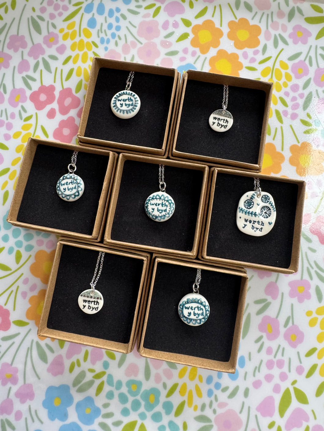 Mwclis unigryw ‘Werth y Byd’ seramig ac arian gan Tlysau / Unique seramic and silver ‘Werth y Byd’ necklace by Tlysau