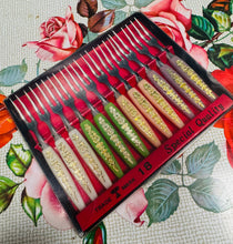 Load image into Gallery viewer, Ffyrc cocktail bychan Retro yn eu bocs gwreiddiol o’r 60au / Retro mini cocktail forks in their original box from the 60s
