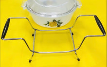 Load image into Gallery viewer, Dysgl caserol Retro 1960’s Phoenix Opalware Casserole dish gyda’r caead gwreiddiol a  stand, darlun rhosyn melyn / Retro 1960’s Phoenix Opalware Casserole dish with original lid and stand, yellow rose design
