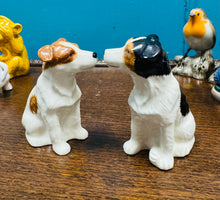 Load image into Gallery viewer, Potiau halen a pupur seramig Vintage Quail siâp Jack Russell / Jack Russell shaped Quail ceramic salt and pepper pots
