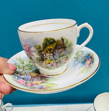 Load image into Gallery viewer, Set llestri te tsieina Vintage ‘Royal Vale’ ‘English Cottage’ cyflawn a phrin o’r 1950au / Rare Vintage ‘Royal Vale’ ‘English Cottage’ complete china tea set from the 1950s
