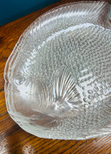 Load image into Gallery viewer, Plat gwydr Arcoroc Ffrengig Retro siâp pysgodyn / Retro French Arcoroc fish shaped plate
