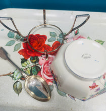 Load image into Gallery viewer, Powlen weini James Kent flodeuog wyth ochr Vintage mewn stand EPNS a llwy weini fawr / Vintage floral octagonal James Kent serving bowl in an EPNS stand and with a large serving spoon
