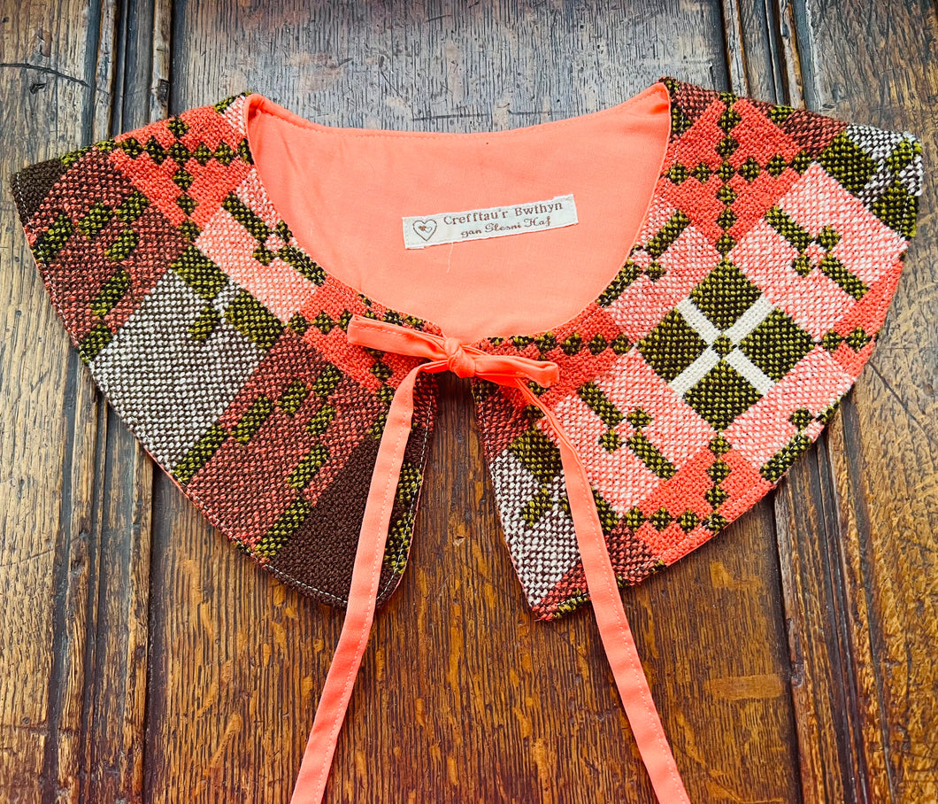 Coler wedi ei wneud â llaw allan o Flanced Brethyn Cymreig Vintage Copr / Hand Made collar made out of a Vintage Copper Welsh Tapestry Blanket