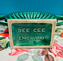 Load image into Gallery viewer, Fâs ben tân 'Dee Cee' gwyrdd tywyll Vintage gyda dwy handlen a'r daliwr blodau gwifren gwreiddiol / Vintage dark green Dee Cee twin handle mantle vase with original wire flower frog
