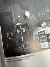 Load image into Gallery viewer, Llyfr ‘Cymru Geoff Charles’ o 2004 /  ‘Cymru Geoff Charles’’s book from 2004

