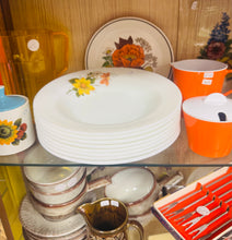 Load image into Gallery viewer, Powlen cawl fawr Pyrex JAJ Retro o’r 70au / Retro JAJ Pyrex large soup bowl
