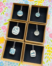 Load image into Gallery viewer, Mwclis unigryw ‘Chwaer’ seramig ac arian gan Tlysau / Unique seramic and silver ‘Chwaer’ necklace by Tlysau
