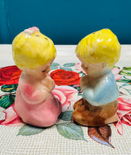 Load image into Gallery viewer, Set halen a pupur Vintage bachgen a merch yn gweddio / Vintage Boy and girl praying Salt and Pepper Shaker Set

