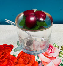 Load image into Gallery viewer, Pot hirgrwn Vintage acrylic Lucite gyda chaead a llwy ar gyfer jam mafon o'r 1970au / Vintage Lucite Acrylic raspberry jam preserve oval pot with lid And spoon from the 1970s
