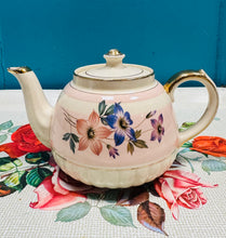 Load image into Gallery viewer, Tebot Sadler bychan pinc a blodeuog / Vintage Sadler small pink and floral Vintage teapot
