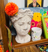 Load image into Gallery viewer, Planter siâp pen merch effaith carreg / Female head planter stone effect
