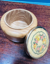 Load image into Gallery viewer, Potyn bychan onnen a brodwaith Vintage / Vintage rippled ash and embroidery trinket pot
