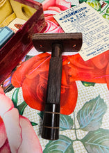 Load image into Gallery viewer, Rasel bakelite ‘New Edge - Wardinia’ Vintage yn ei focs gwreiddiol gyda’r gwarant, y cyfarwyddiadau a dau focs o lafnau / Vintage ‘New Edge - Wardinia’ bakelite razor in it’s original box with the guarantee, the instructions and two boxes of blades
