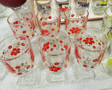 Load image into Gallery viewer, Set o 6 gwydryn blodeuog coch Retro sherry gyda gwaelod sgwâr / Set of 6 red floral Retro sherry glasses with square base
