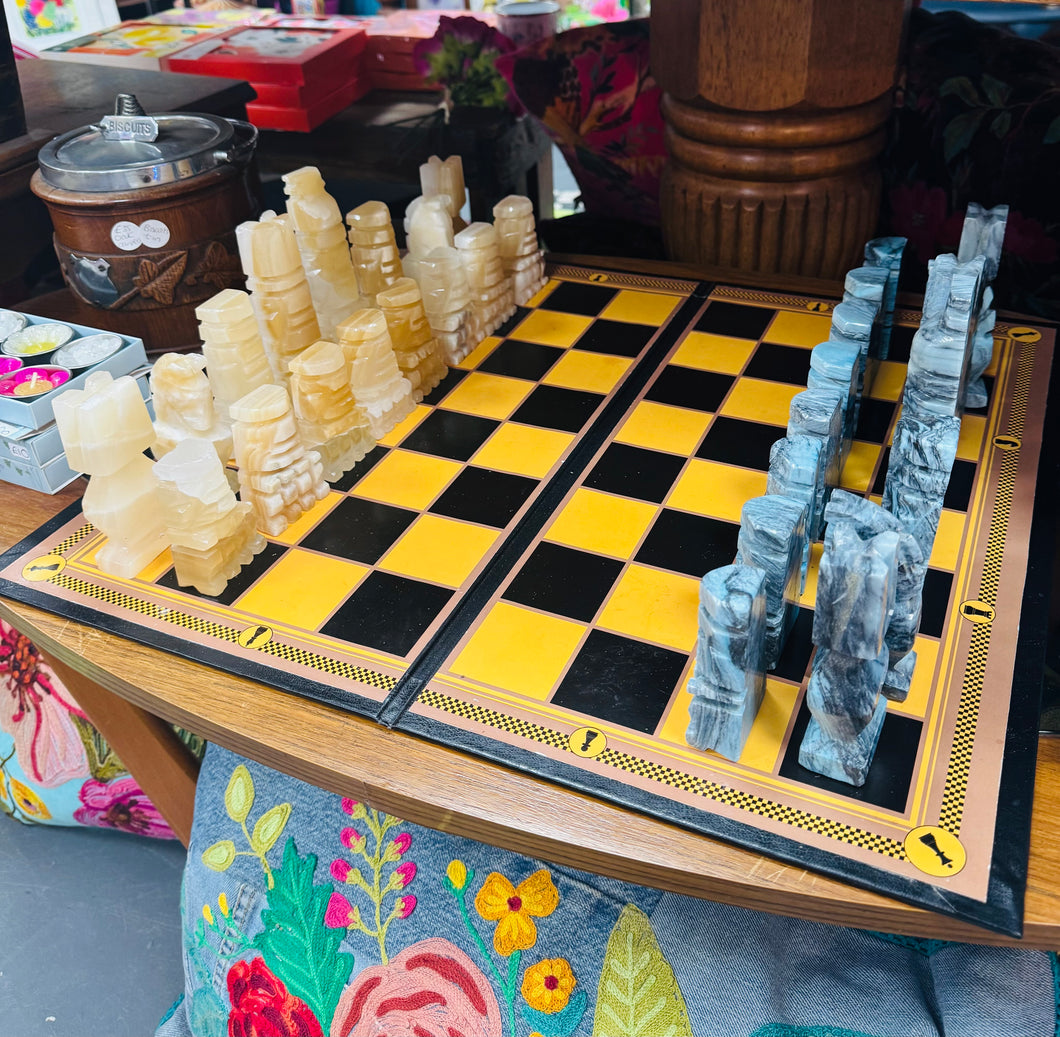 Set Chess Marbl Onyx Vintage o’r 70au a bwrdd chess sydd yn plygu / Vintage Marble Onyx Chess set from the 70s with a golding chess board