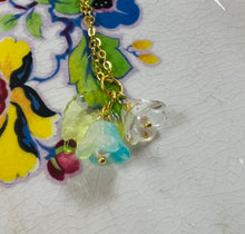 Load image into Gallery viewer, Mwclis blodau gwydr steil Vintage / Vintage style glass flower necklace
