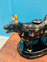 Load image into Gallery viewer, Jwg hufen buwch ddu ac aur Crochenwaith Staffordshire Jackfield Hynafol o 1860 / Antique Staffordshire Jackfield Pottery black and gold cow creamer from 1860
