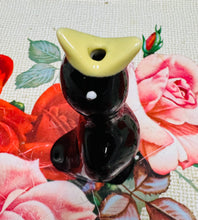 Load image into Gallery viewer, ‘Funnel’ Pastai seramig Vintage siâp Mwyalchen / Vintage Blackbird Ceramic Pie Funnel
