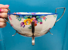 Load image into Gallery viewer, Powlen weini James Kent flodeuog wyth ochr Vintage mewn stand EPNS a llwy weini fawr / Vintage floral octagonal James Kent serving bowl in an EPNS stand and with a large serving spoon
