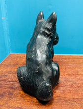 Load image into Gallery viewer, Ci Scottie seramig du Art Deco o’r 30au / Art Deco ceramic black Scottie dog from the 30s
