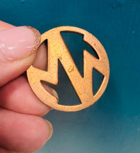Load image into Gallery viewer, Bathodyn ‘Merched y Wawr’ copr Vintage / Vintage copper  ‘Merched y Wawr’ badge
