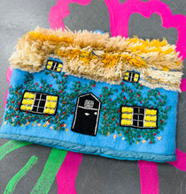 Load image into Gallery viewer, Tea Cosy Retro siâp tŷ wedi ei wneud â llaw / Retro handmade house shaped Tea Cosy
