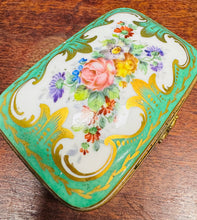 Load image into Gallery viewer, Bocs trinkets seramig Vintage Au Grand Siècle, Paris, wedi ei beintio â llaw / Vintage hand painted Au Grand Siècle, Paris, ceramic trinket box
