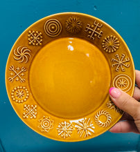 Load image into Gallery viewer, Set o 6 plat bychan amber brown Retro Portmeirion Totem o’r 70au / Set of 6 Retro amber brown Portmeirion Totem side plates from the 70s
