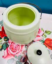 Load image into Gallery viewer, Bwced dal rhew plastic mint o ganol y ganrif ddiwethaf / Mid Century mint plastic ice bucket
