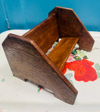 Load image into Gallery viewer, Silff lyfrau derw Arts &amp; Craft bychan / Small oak Arts &amp; Craft book shelf
