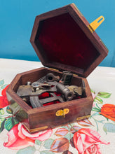 Load image into Gallery viewer, Replica o Sextant Morwrol mewn blwch pren a brass Hynafol / Antique Nautical Navigation Sextant Replica in a wooden and brass box
