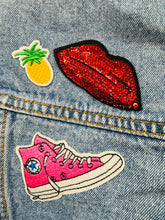 Load image into Gallery viewer, Gwasgod denim ail law maint 10 gyda patches lliwgar hwyliog (ET) / Second hand size 10 denim waistcoat with colourful fun patches (ET)
