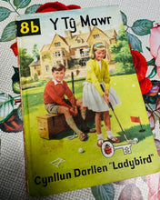 Load image into Gallery viewer, Llyfr Ladybird Cymraeg ‘Y Tŷ Mawr’ Vintage o 1971 / Welsh Vintage ‘Y Tŷ Mawr’ Ladybird book from 1971
