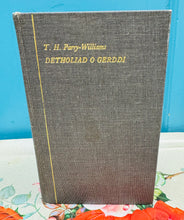 Load image into Gallery viewer, Llyfr clawr caled argraffiad cyntaf ‘Detholiad o gerddi’ T.H.Parry Wiiliams o 1972 wedi ei arwyddo gan y bardd / Signed first edition harback book ‘Detholiad o gerddi’ T.H.Parry Wiiliams from 1972

