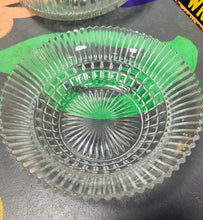 Load image into Gallery viewer, Bowlen Treiffl Wydr Vintage / Vintage Glass Trifle Bowl
