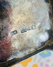 Load image into Gallery viewer, Gorsedd Halen Arian Rwsiaidd o'r 19eg Ganrif, wedi'i hysgythru â llaw mewn arddull Pan Slavic / 19 Century Russian Gilt Silver Salt Throne, hand engraved in Pan Slavic style
